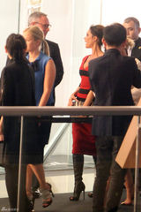 高清组图：维多利亚街拍 紧身红裙搭配黑色手包