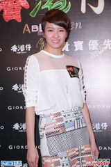 组图：梁咏琪随彭浩翔影院谢票 展现成熟美