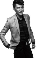 组图：冯绍峰邪恶王子形象曝光 造型夸张笑容神秘