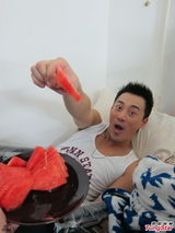 组图：林峰拍《诡婴吉咪》救子心切 盛君伤膝盖