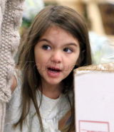 组图：小苏瑞与母亲凯蒂逛花市 调皮可爱不惧被拍