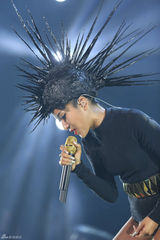 组图：吉克隽逸开唱 好声音导师学员齐捧场