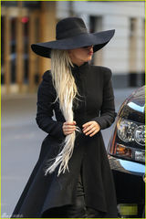 组图：Gaga晒浴缸全裸照 变身黑巫师游走街头