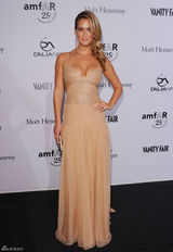 高清图：芭儿-拉法莉吊带礼服亮相米兰时装周