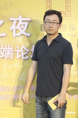 组图：陆川冒雨签约 尤小刚童心未泯无聊咬手