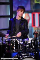 组图：贾斯汀-比伯亮相音乐节目 小正太玩架子鼓