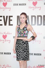 组图：官恩娜亮相派对自曝头撞吉他受伤