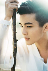 组图：郑斯仁白衣写真 演绎仙境精灵王子