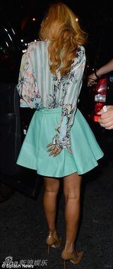 组图：蕾哈娜淡妆出街 开中门露纹身秀傲人长腿