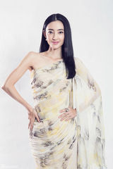 组图：王丽坤登新年封面小露香肩清逸淡雅