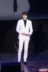 组图：金宇彬亮相台湾见面会 粉丝穿恐龙装力挺