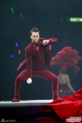 组图：古惑仔五子开唱显本色 伊健小春示爱太太