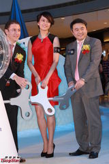 组图：梁咏琪红裙亮相优雅妩媚