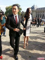 组图：陈昊熊黛林互动亲密 情侣档亮相巴黎