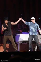 组图：曹格个唱力证与侧田兄弟情 刘德华低调助阵