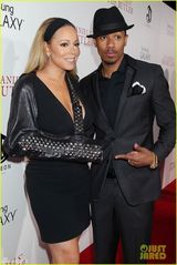 组图：玛丽亚吊绷带秀乳沟 与老公亲密走红毯