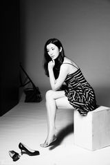 组图：刘庭羽曝黑白写真 展优雅干练女人风