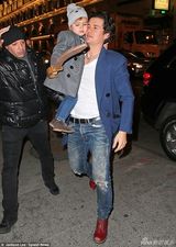 组图：米兰达助阵前夫歌舞剧  小弗林挥剑自如