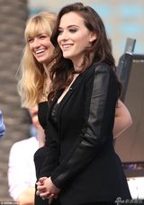 组图：林赛罗韩穿婚纱客串 破产姐妹淡定应对