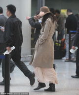 组图：林志玲现身机场似穿睡袍 遮素颜低头疾走