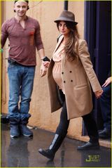 组图：佩内洛普克鲁兹购物走后门 大衣难掩大肚