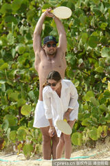 组图：纽约名媛奥利维亚海滩欣赏男友腹肌