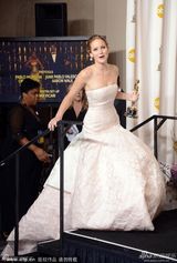 组图：奥斯卡后台海瑟薇圆梦落泪 李安拜年