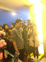 组图：女子霸气公开跪地求婚 男子接受欲哭无泪