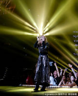 组图：麦当娜上演限制级 边跳边脱蹭猛男