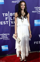 高清组图：杰西卡白裙飘逸 哈德森捂裙严防走光