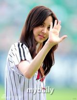 组图：少女时代泰妍徐贤亮相棒球场 开球秀身姿