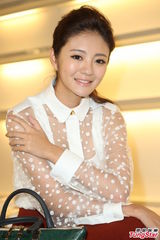 组图：安以轩斑点透明装亮相 红色长裤优雅干练