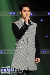 组图：EXO《冠军秀》夺冠 全员登台背带裤青葱