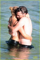 组图：阿凡达男主角与女友戏水上演激凸湿吻