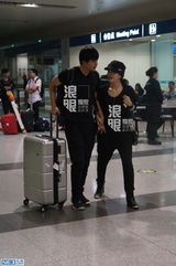 组图：李晟李佳航机场亲密牵手同行 恋情曝光