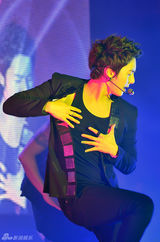 高清图：SS501金亨俊香港会歌迷 劲歌热舞亲密互动