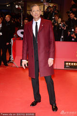 组图：男星杰夫-高布伦亮相 红风衣别致潇洒