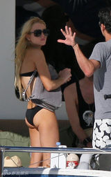 幻灯图：林赛-罗韩黑色泳装秀性感身材