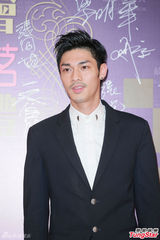 组图：章子怡火红包身裙挽手梁朝伟 宗师夺4奖