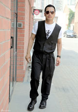 组图：何晟铭街拍连身裤搭T恤