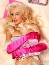 组图：嫩模人妻寇特妮雪花遮美乳 秀翘臀姿势风骚