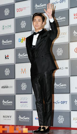 组图：釜山电影节开幕 金亨俊风度翩翩亮相