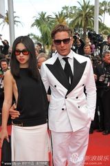 组图：富二代拉普明星女友助阵红毯侧面泄春光