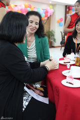 高清：樱花师奶千里追星 与黄晓明握手兴奋不已