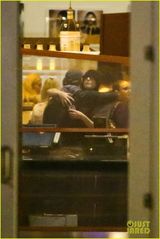 组图：水果姐情变素颜出行 拥抱异性友人求安慰