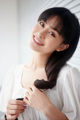 组图：90后女星宫媛写真尽显甜美俏皮