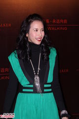 组图：莫文蔚宝石绿复古裙现身 与裘德-洛亲密畅聊