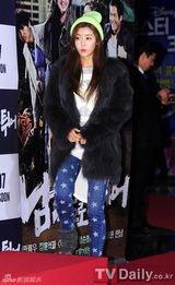 组图：李凡秀朴寒星出席《南方大作战》试映会