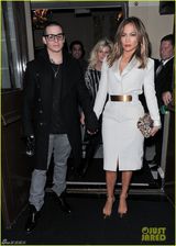 组图：洛佩兹携小男友亮相 十指紧扣秀恩爱