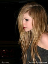 幻灯图集：艾薇儿和前夫现身纹身店 高调复合？ 